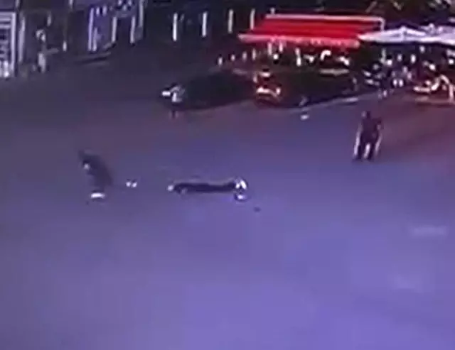 Eşini 12 yerinden bıçakladı yetmedi 2 kez ambulansın önünü kesti