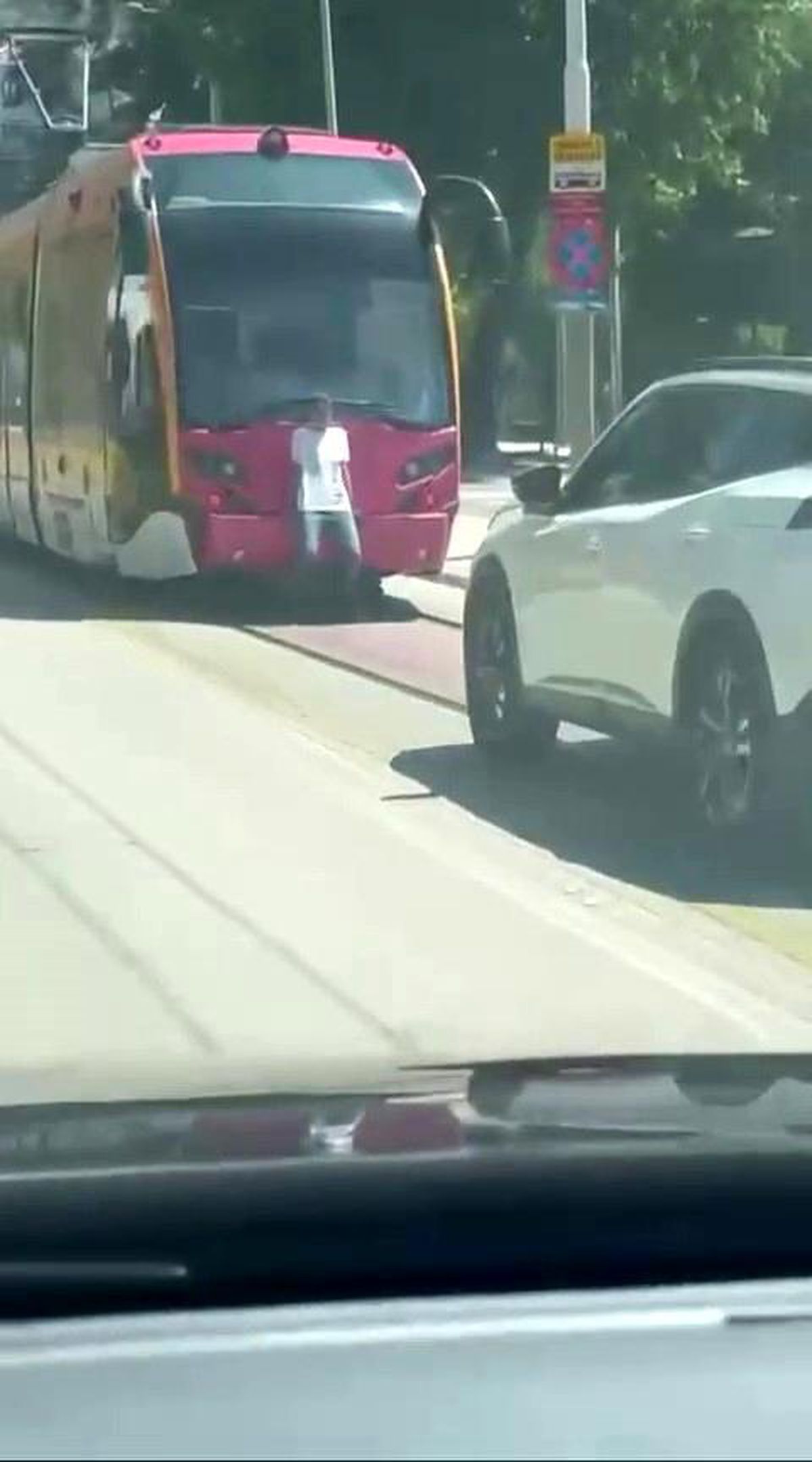 Bursa\'da Tehlikeli Tramvay Yolculuğu
