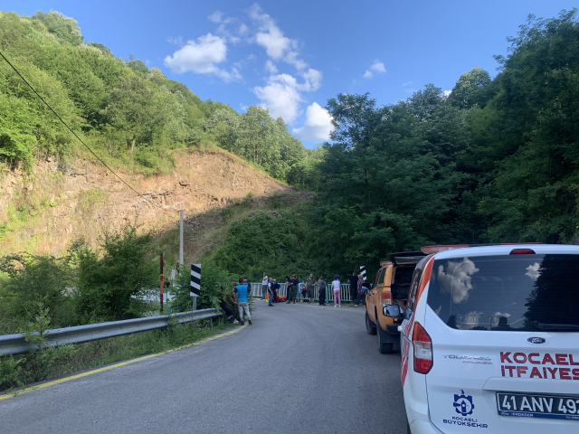 Çocuklarını kurtarmak için atladığı derede boğuldu