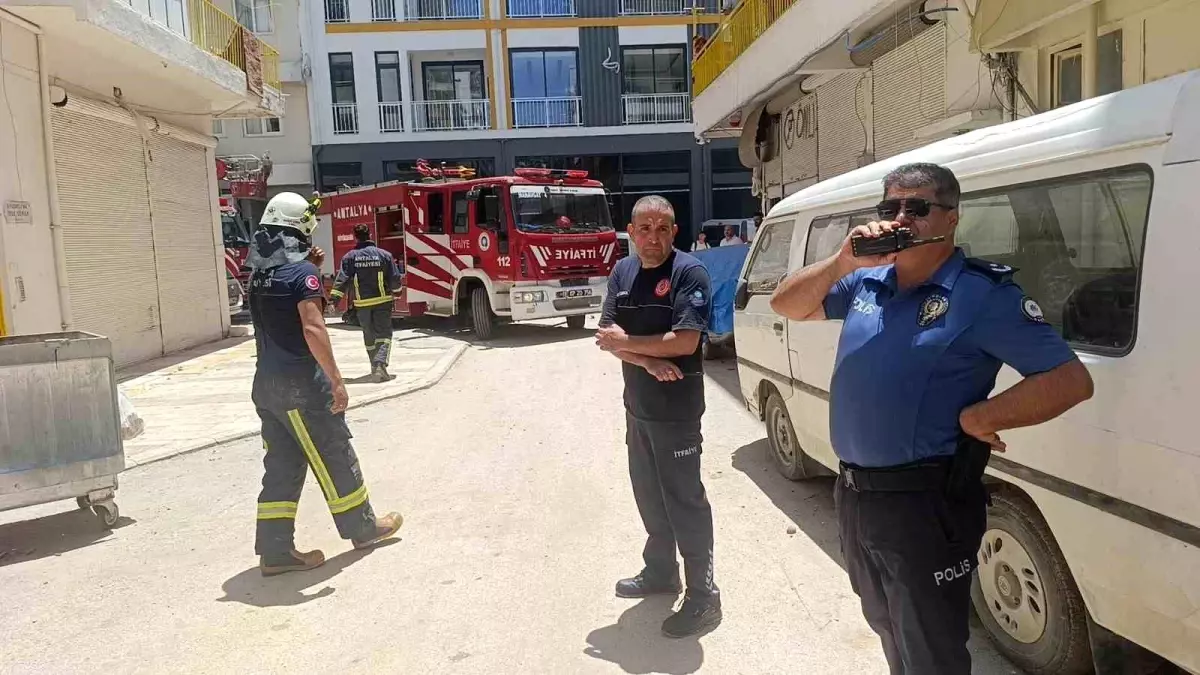 Antalya\'da Psikolojik Sorunları Olan Genç Kız, Evi Yakmaya Kalktı