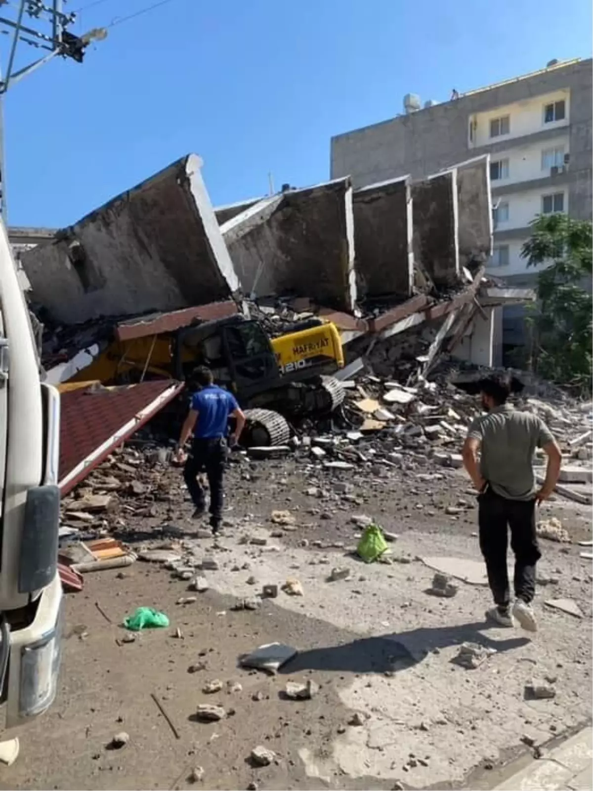 Depremzedeyken Yıkılan Bina, İş Makinesine Devrildi