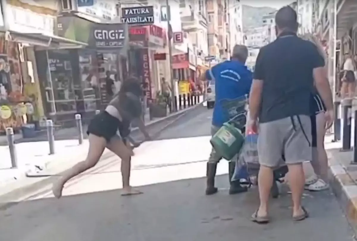 Genç kızlar terör estirdi! Belediye çalışanını sokak ortasında fırçayla dövdüler