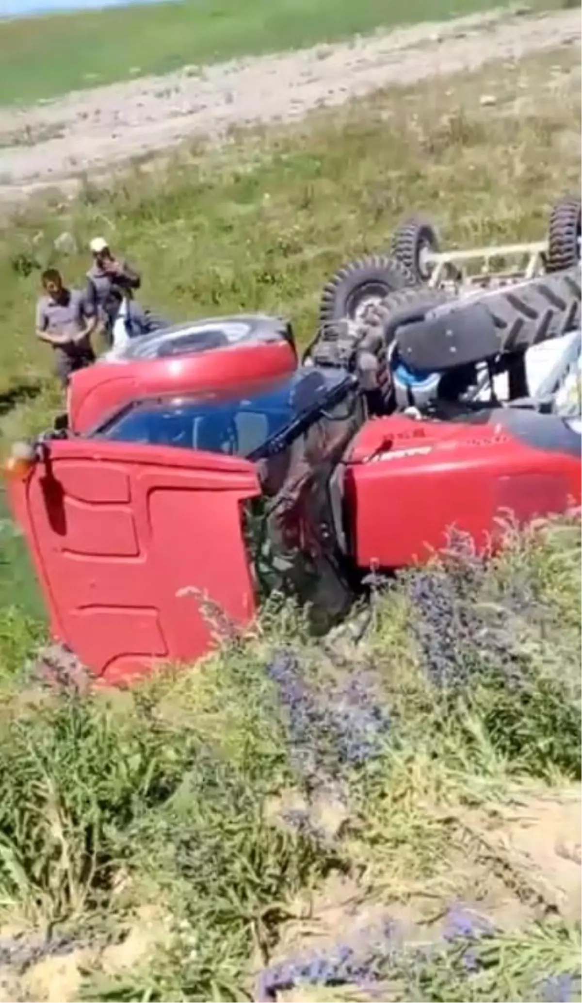 Kars\'ta Traktör Şarampole Devrildi