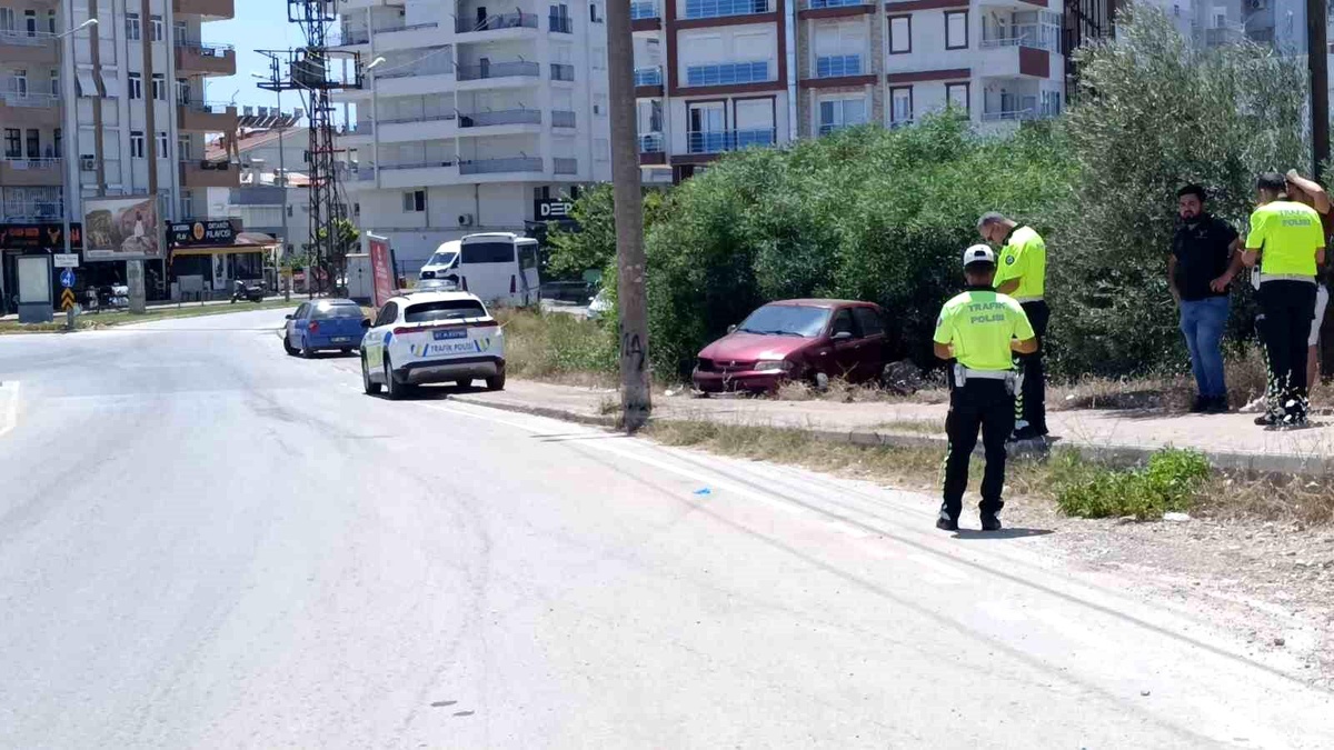 Antalya\'da Trafik Kazası: Sürücü Yaralandı