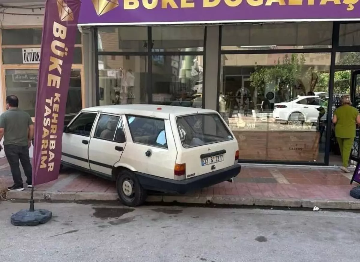 Mersin\'de İki Ayrı Kaza: Araçlar İş Yerlerine Daldı