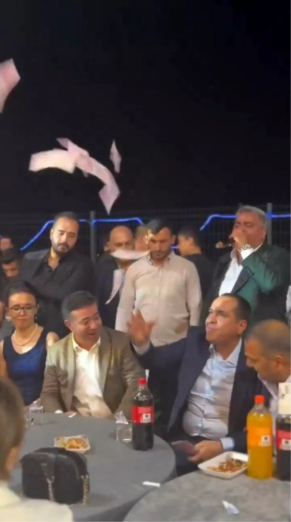 Belediye başkanlarının düğün eğlencesine bakın! Birbirlerine para attılar