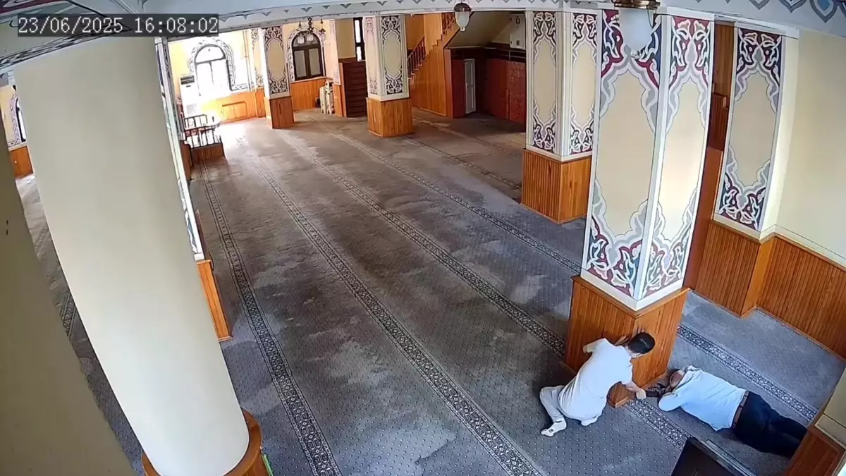 Cami Hırsızlığı Kamerada