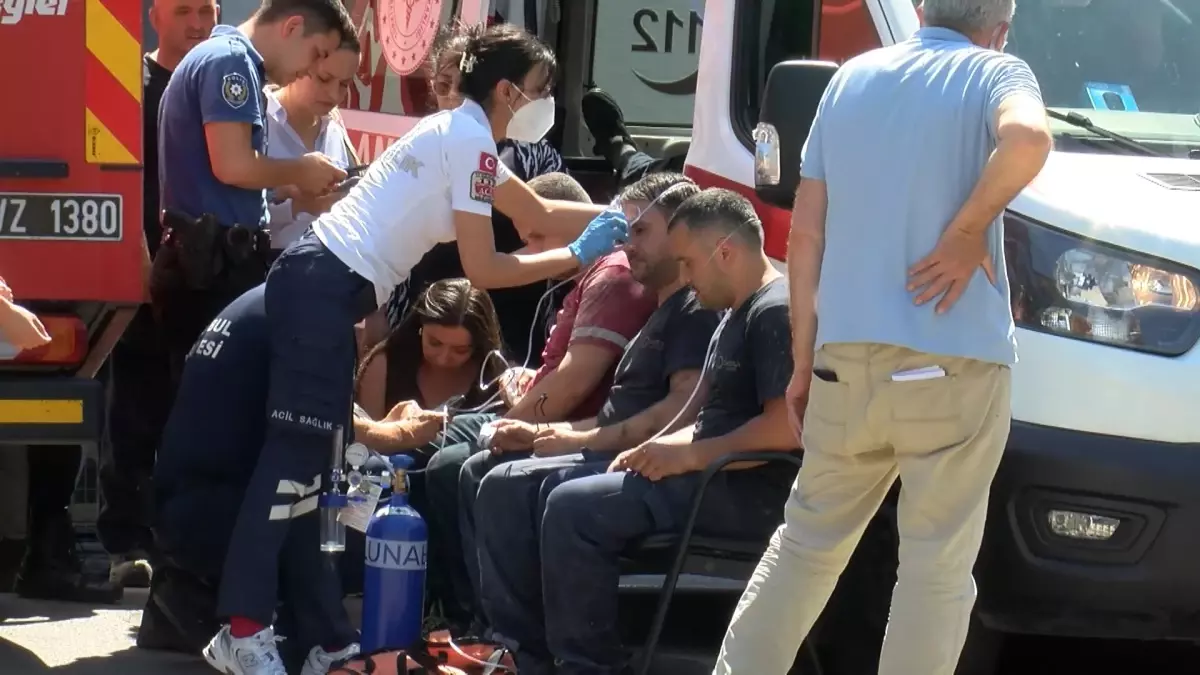 Ümraniye\'de Fabrika Yangını: 10 İşçi Hastaneye Kaldırıldı