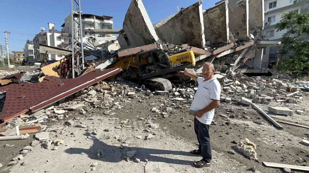 Hatay\'da Yıkım Sırasında İş Makinesi Üzerine Bina Devrildi