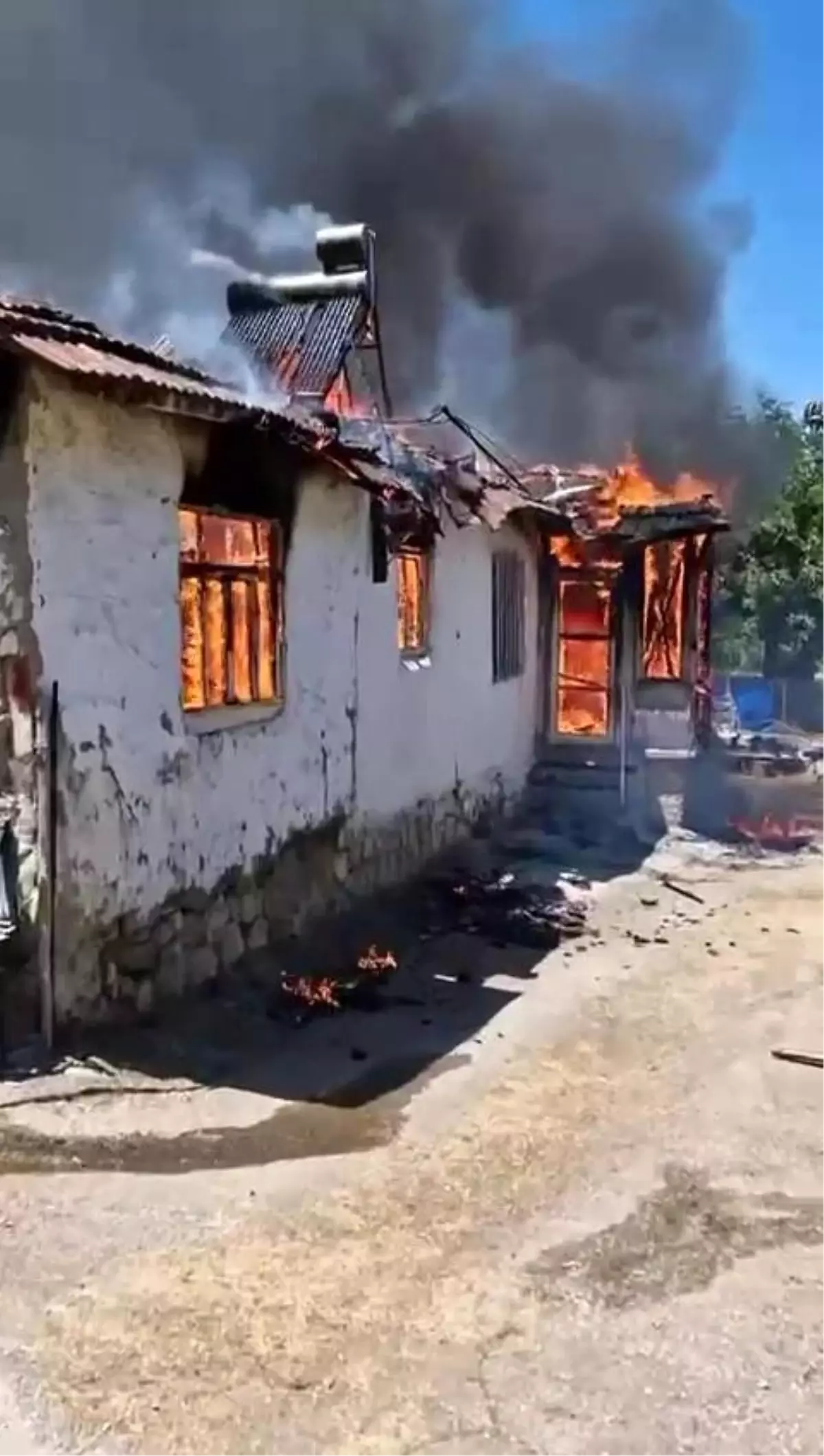 Amasya\'da Kerpiç Ev Yangında Küle Döndü