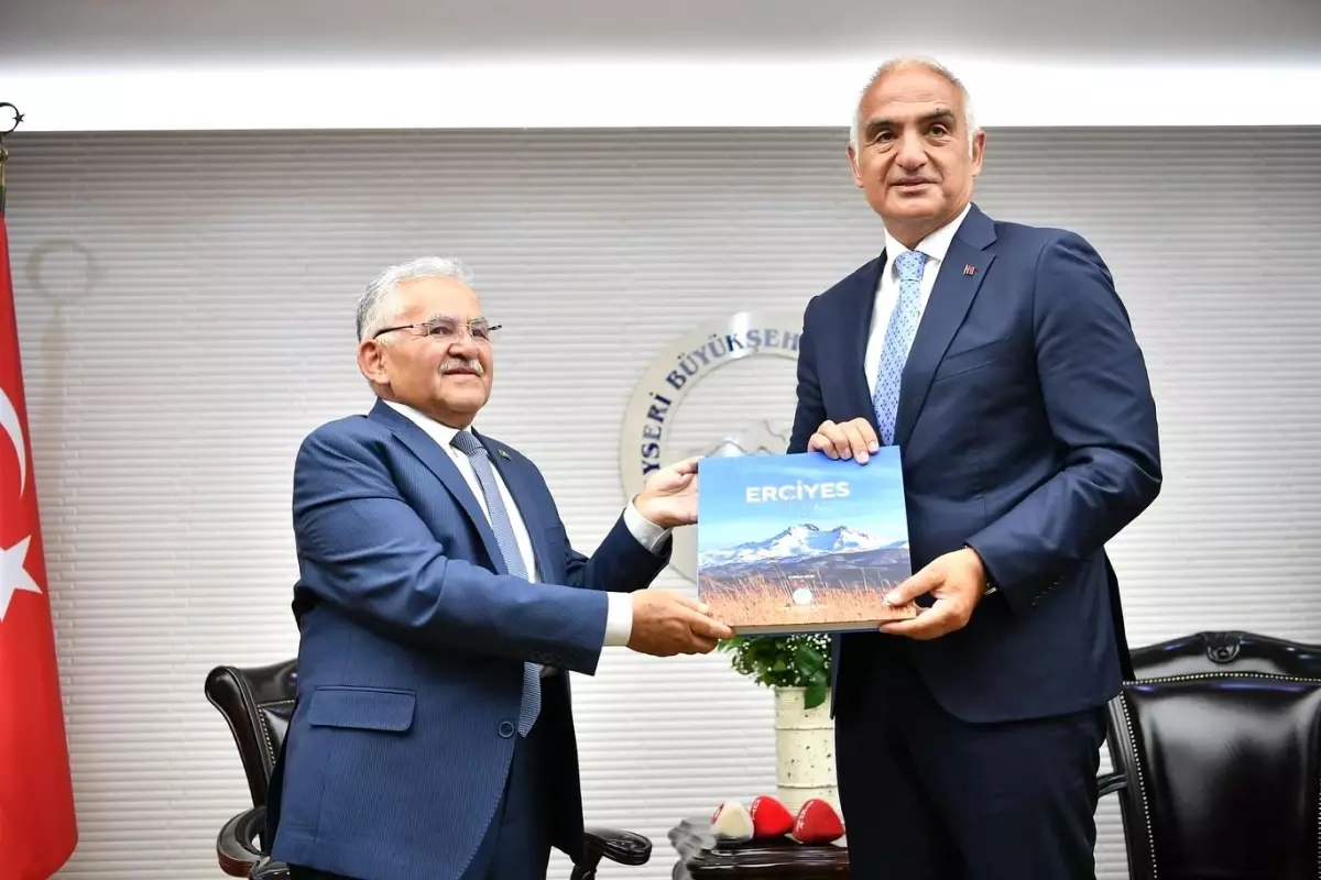 Kültür ve Turizm Bakanı Ersoy, Kayseri\'yi Ziyaret Etti ve Turizm Potansiyelini Vurguladı