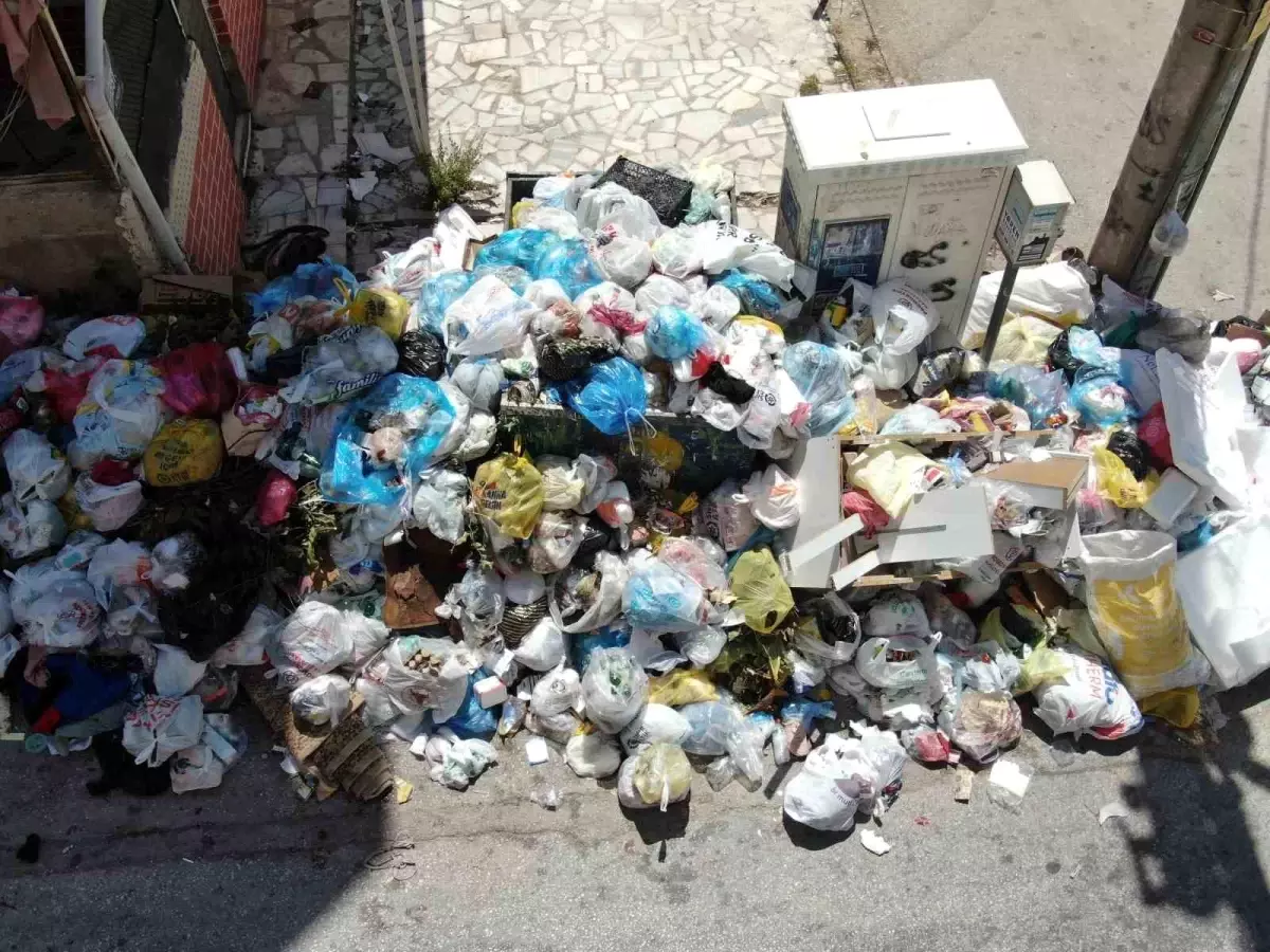 Buca\'da Belediye İşçilerinin Eylemi, Sokaklarda Çöp Yığınlarına Yol Açtı