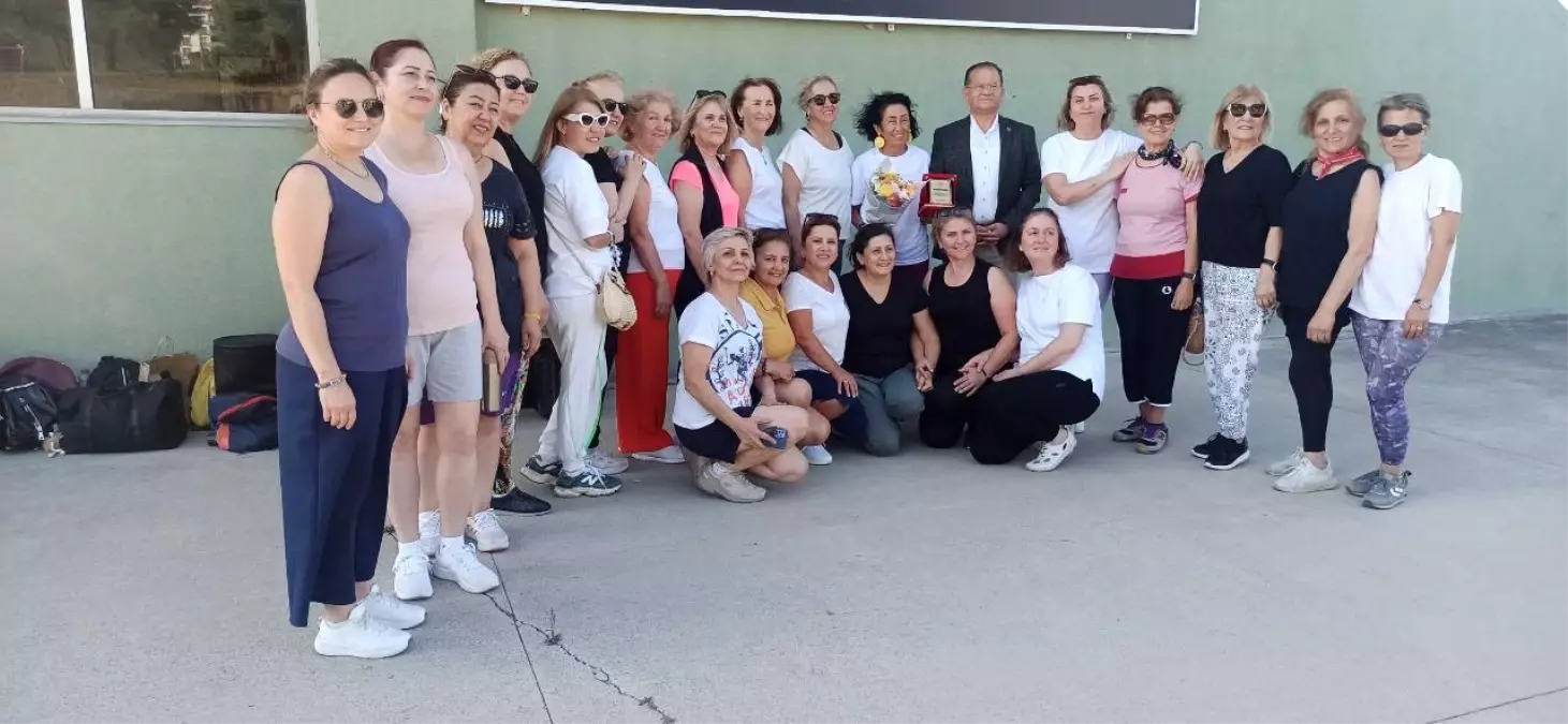 Devrek\'te Emekli Öğretmene Teşekkür Plaketi