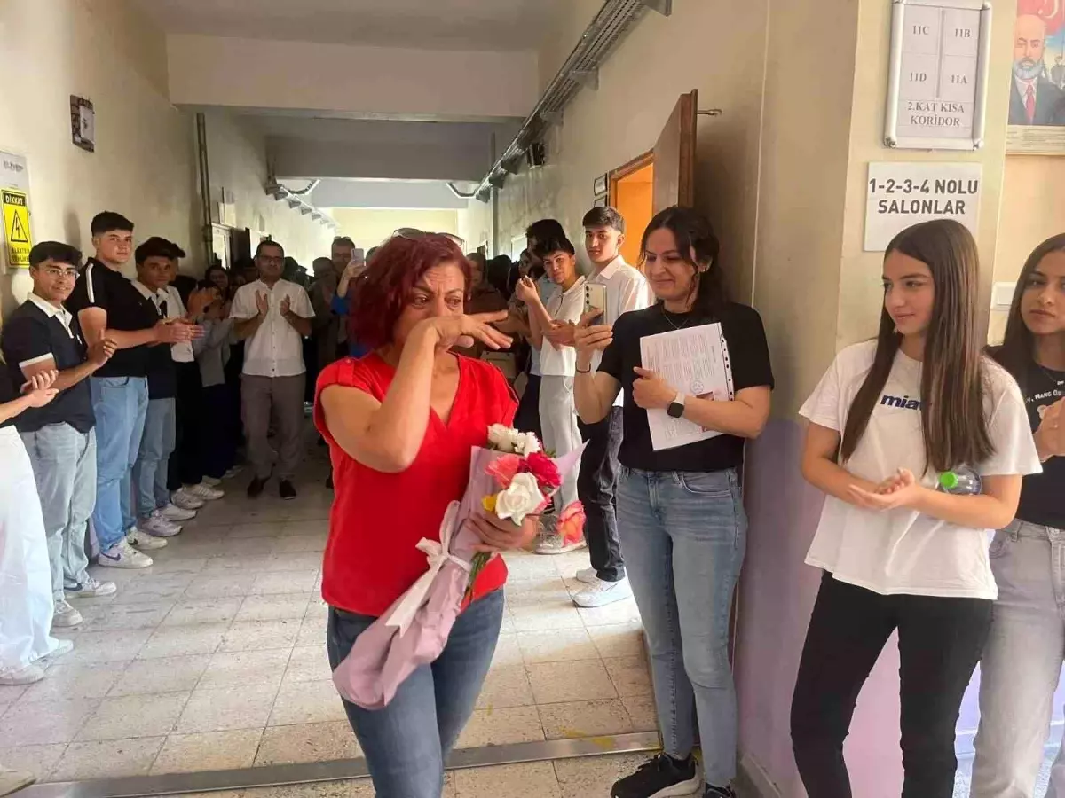 Veda Sürprizi: Pembe Mavuş\'a Duygusal Uğurlama