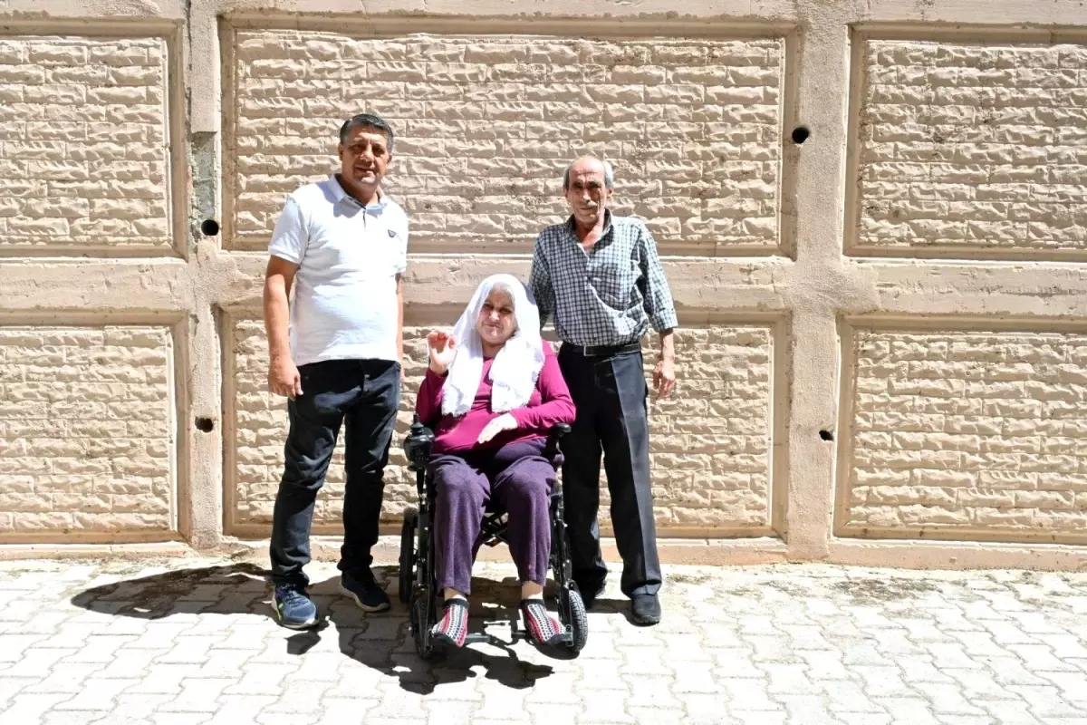 Isparta\'da Engelli Vatandaşa Akülü Tekerlekli Sandalye Yardımı