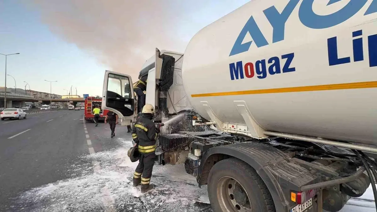 Kocaeli\'de Gaz Yüklü Tanker Yangını