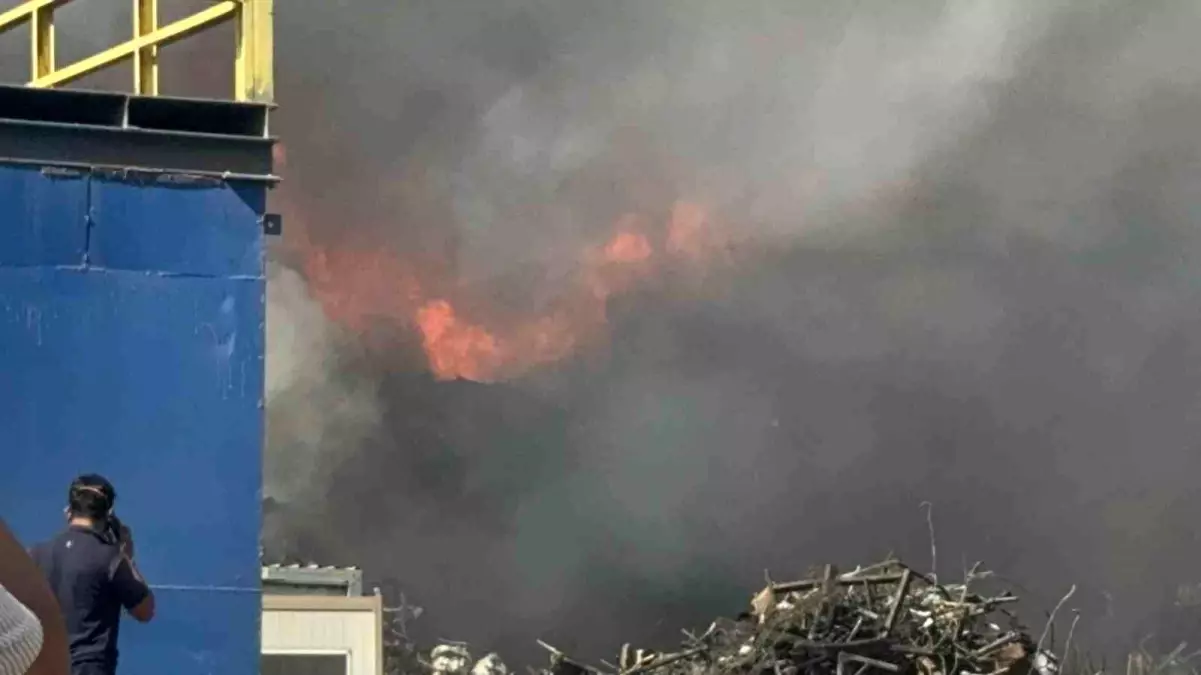 Gebze\'de Hurda Sahasında Yangın