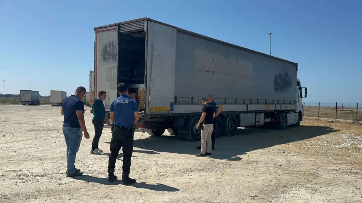 Kaçak Göçmenler TIR Dorsesinden Atlarken Yakalandı