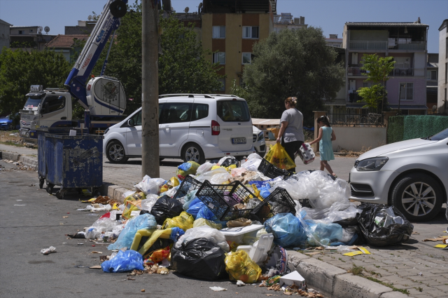 İzmir'de sokaklar çöp yığınlarıyla doldu, vatandaşlar 'Hastalık saçıyor' diyerek isyan etti