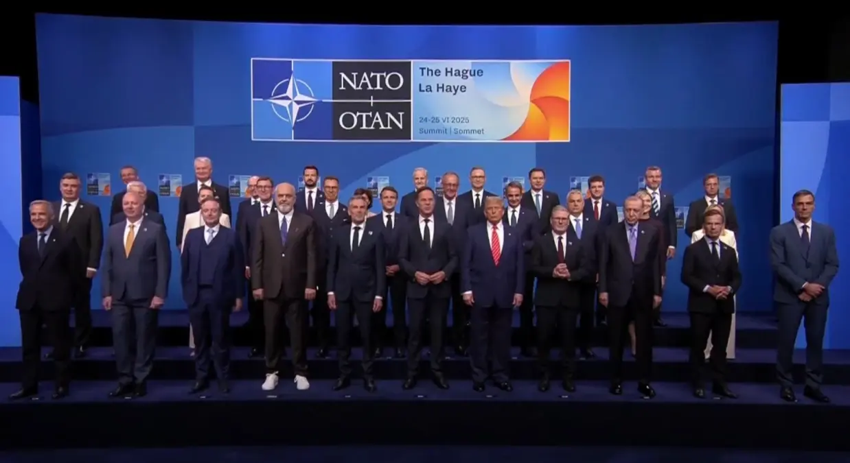 NATO Zirvesi\'nde aile fotoğrafı! 32 ülkenin lideri aynı karede