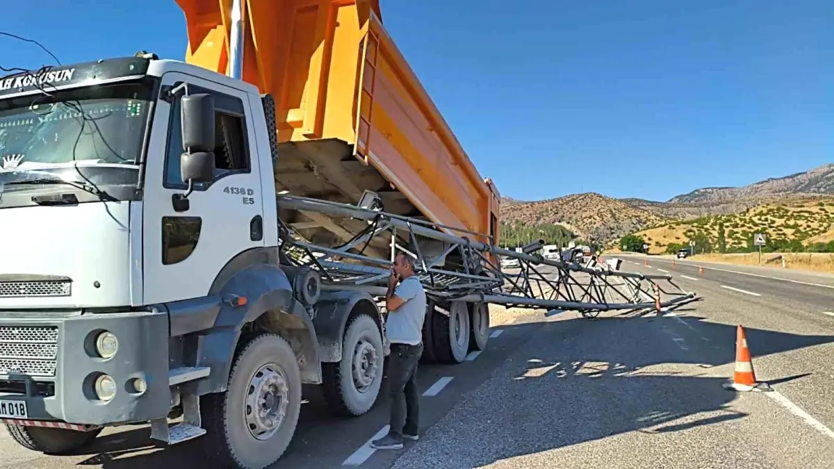 Siirt\'te Damperi Açık Kamyon EDS Direklerine Çarptı