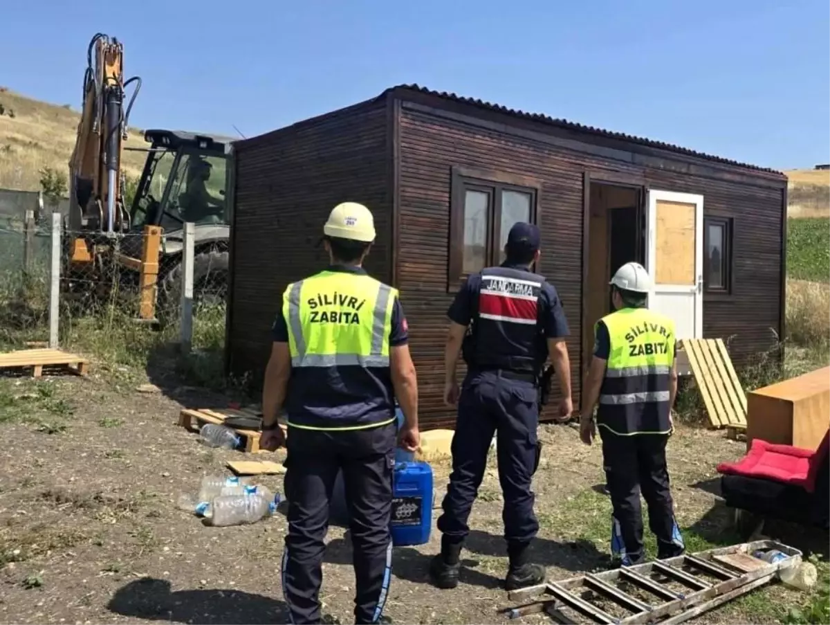 Silivri\'de Ruhsatsız Yapılar Yıkılıyor