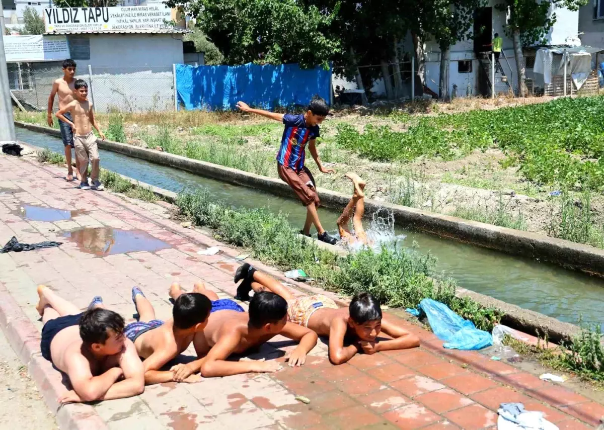 Adana\'da Çocuklar Kanaletlerde Serinliyor, Boğulma Tehlikesi Var