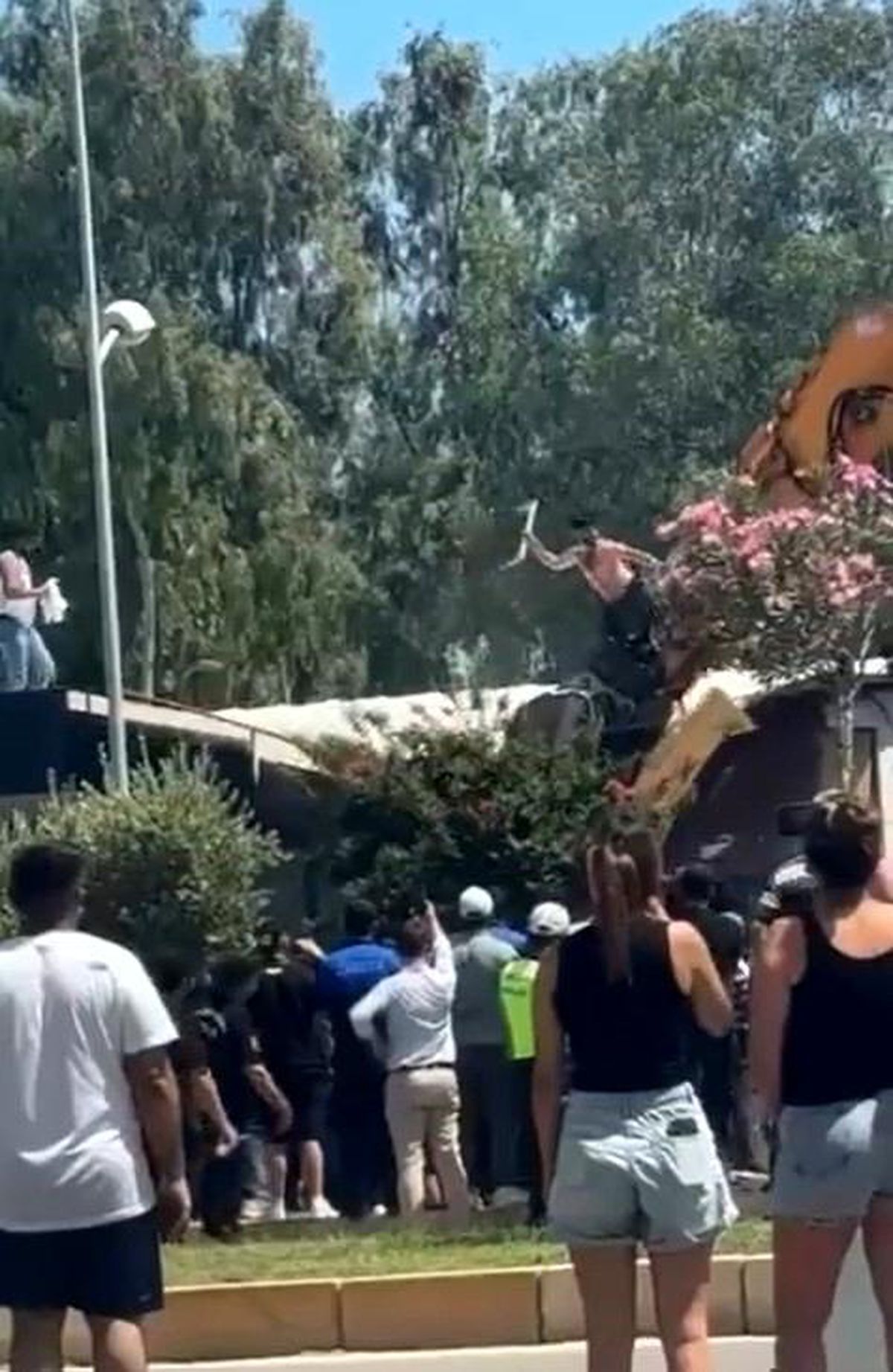 Antalya\'da Kaçak Dükkanların Yıkımında Gerginlik