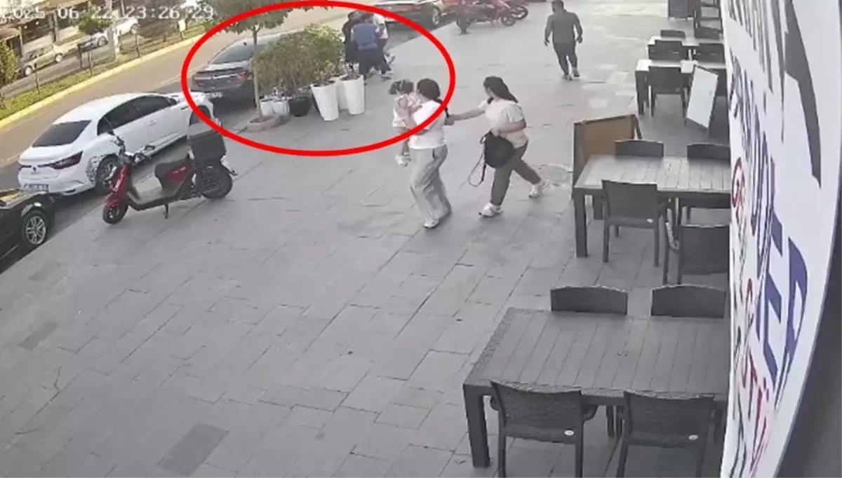 Lokantada bıçaklanarak öldürülen Gülizar\'ın hastaneye götürülme anları kamerada