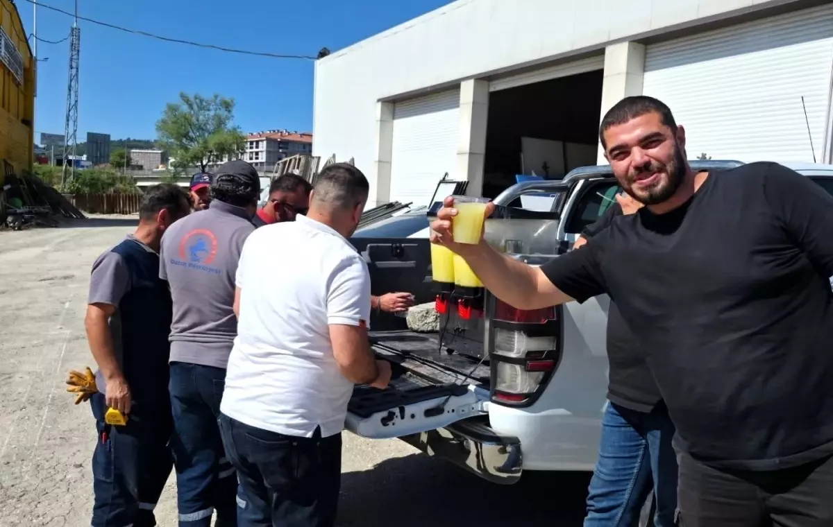 Düzce Belediyesi Personeline Limonata İkramı