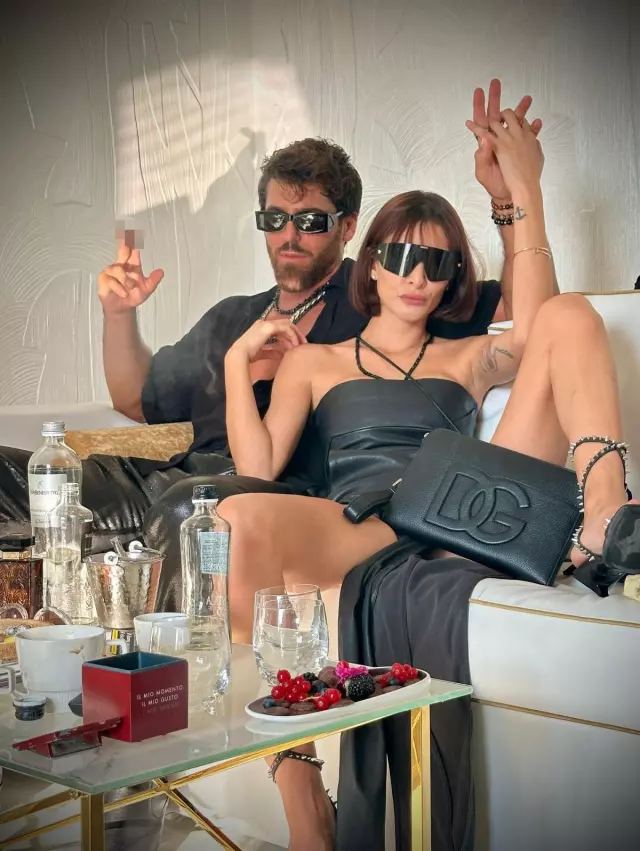 Can Yaman ve sevgilisinden sınırları zorlayan poz! Çantayla önlem aldı Can Yaman ve sevgilisinden sınırları zorlayan poz! Çantayla önlem aldı