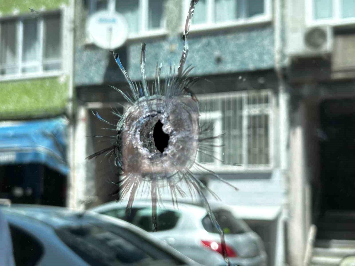 Fatih\'te Motosikletli Saldırganlar Kaçtı