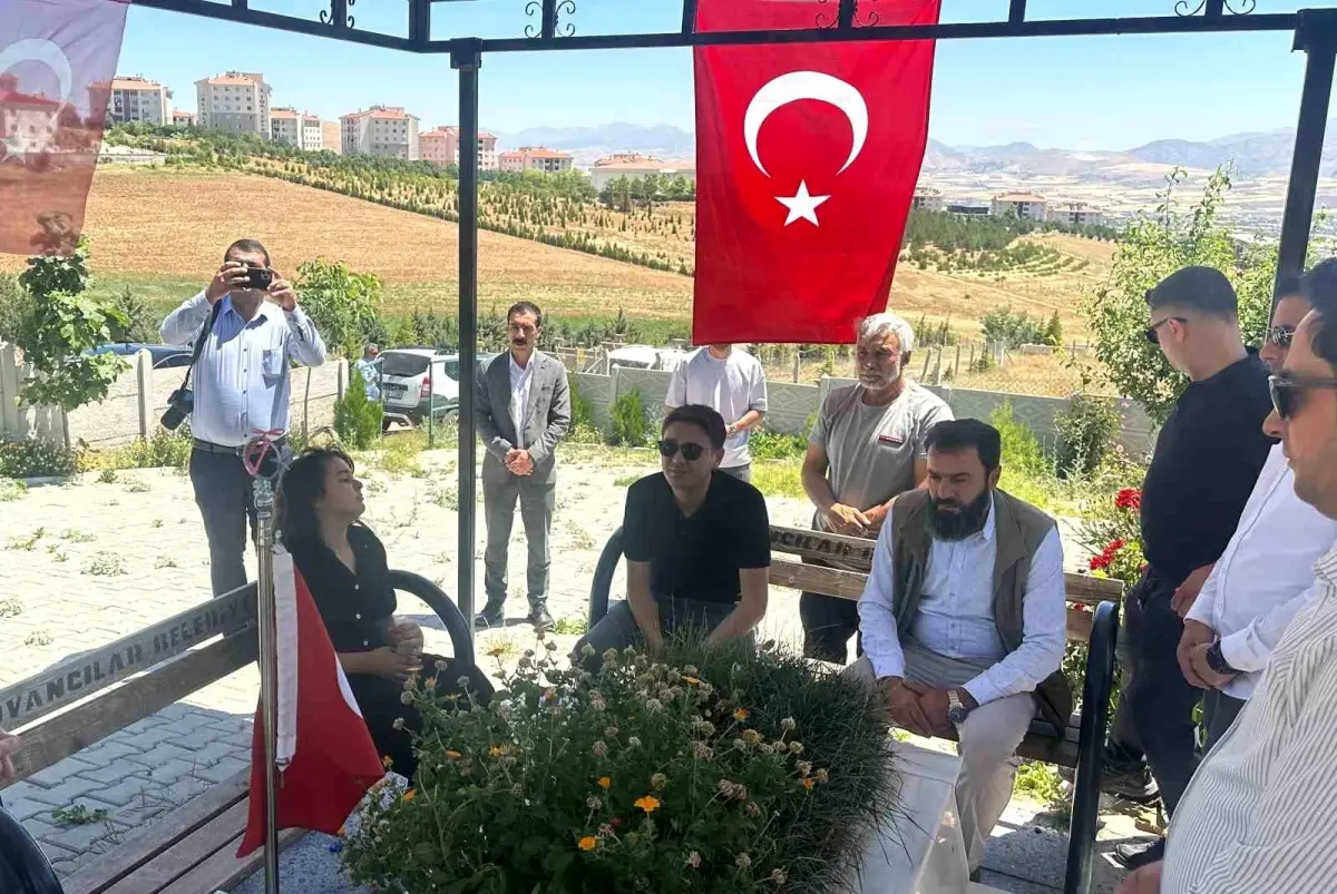 Kaymakam Dilekli\'den duygusal veda: Şehit Yusuf Ataş\'ın mezarı başında helallik aldı