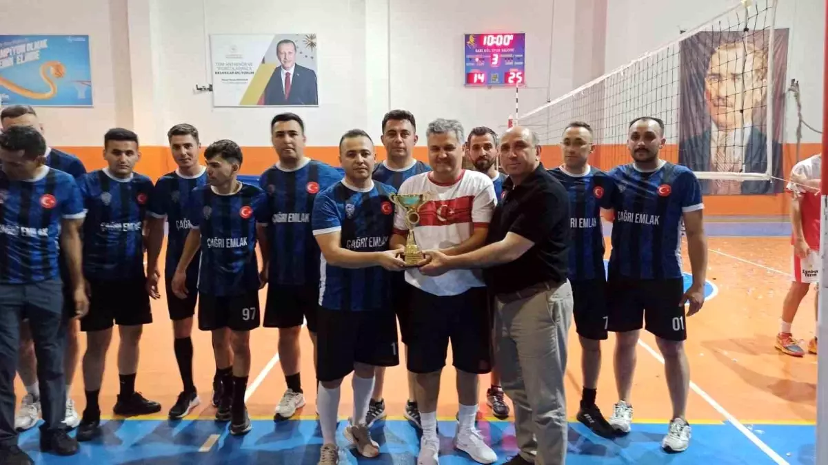 Sarıgöl\'de Voleybol Turnuvasının Şampiyonu Zanbak Tarım Oldu