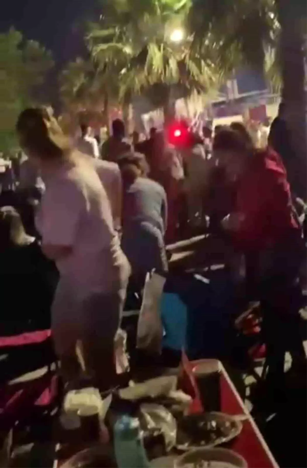 Merve Özbey konserinde kavga! Polis bıçaklandı