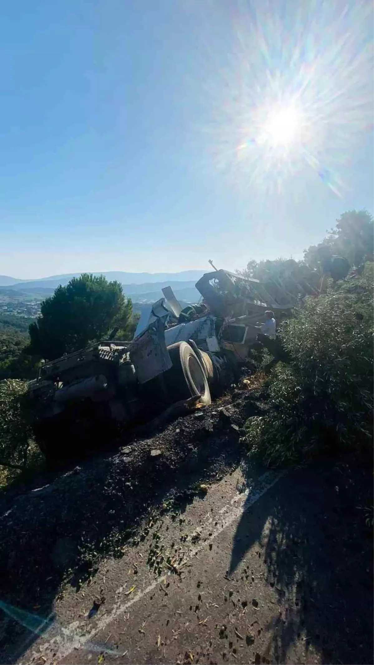 Freni Patlayan Tır Şarampole Devrildi
