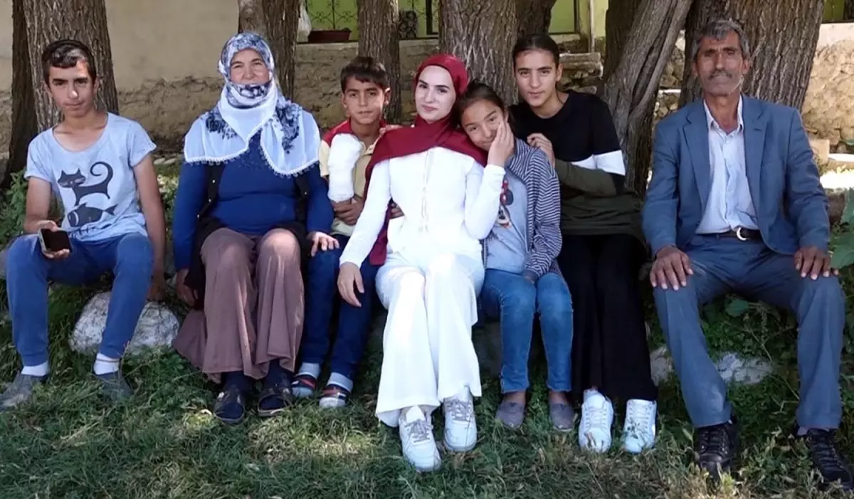 YKS çıkışı kızını çiçeklerle karşılayan baba: O dakika dünyalar benim oldu
