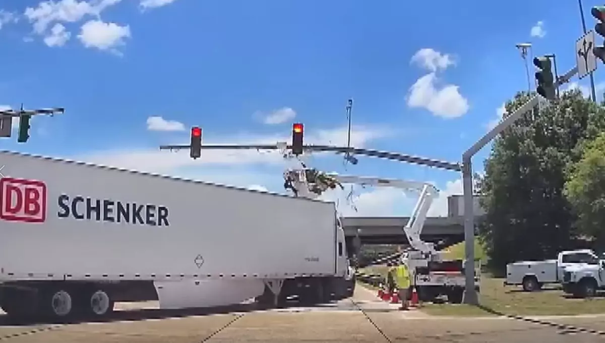 TIR, Bakım Yapan İşçiye Çarptı