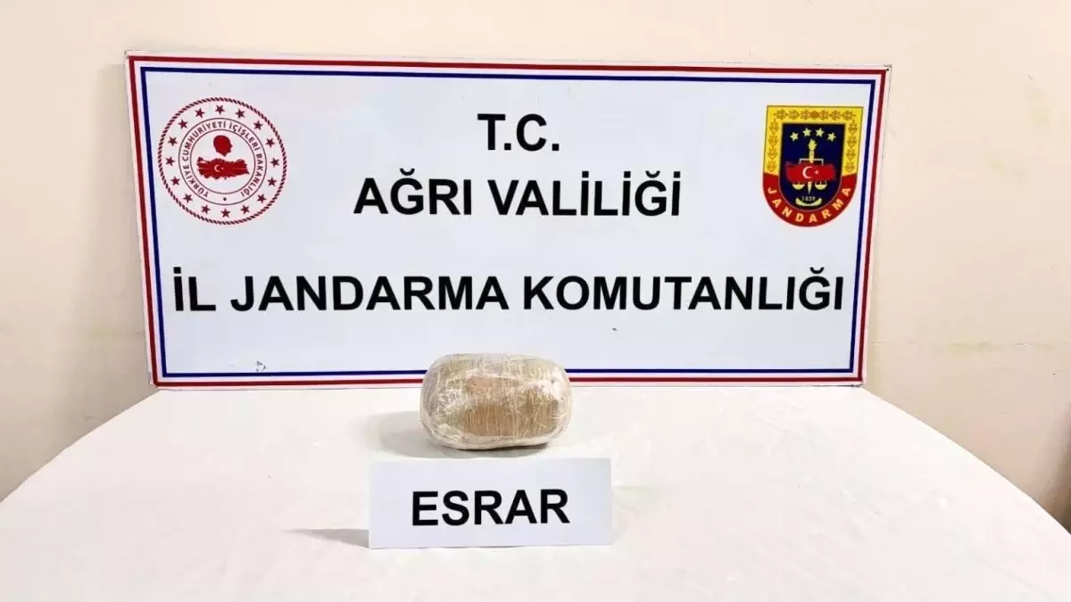 Ağrı\'da Motosikletten 1 Kilo Esrar Çıktı