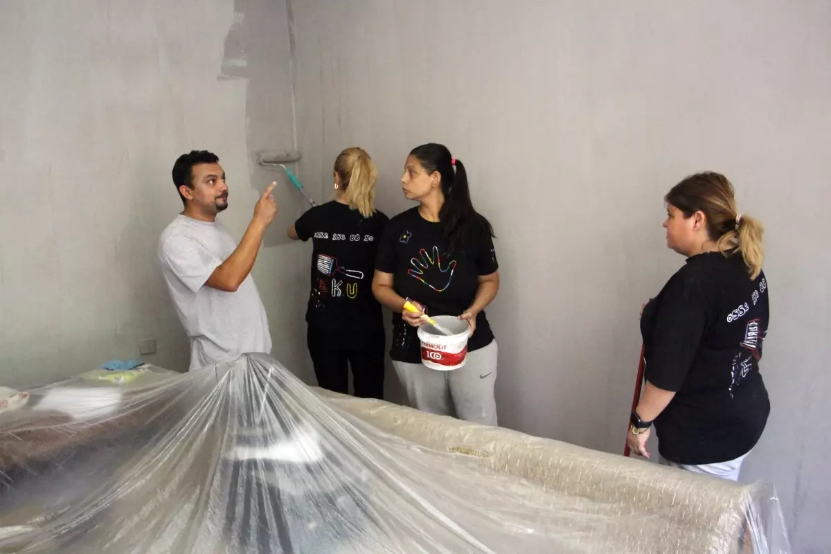 Edirne\'de ev hanımı, 15 yıllık badana ustası eşine yardım ediyor