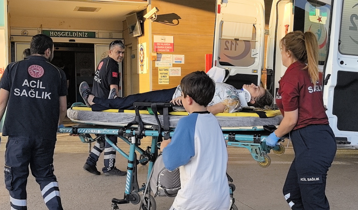 İnegöl\'de Kaza: 3 Yaşındaki Çocuk ve Annesi Yaralandı