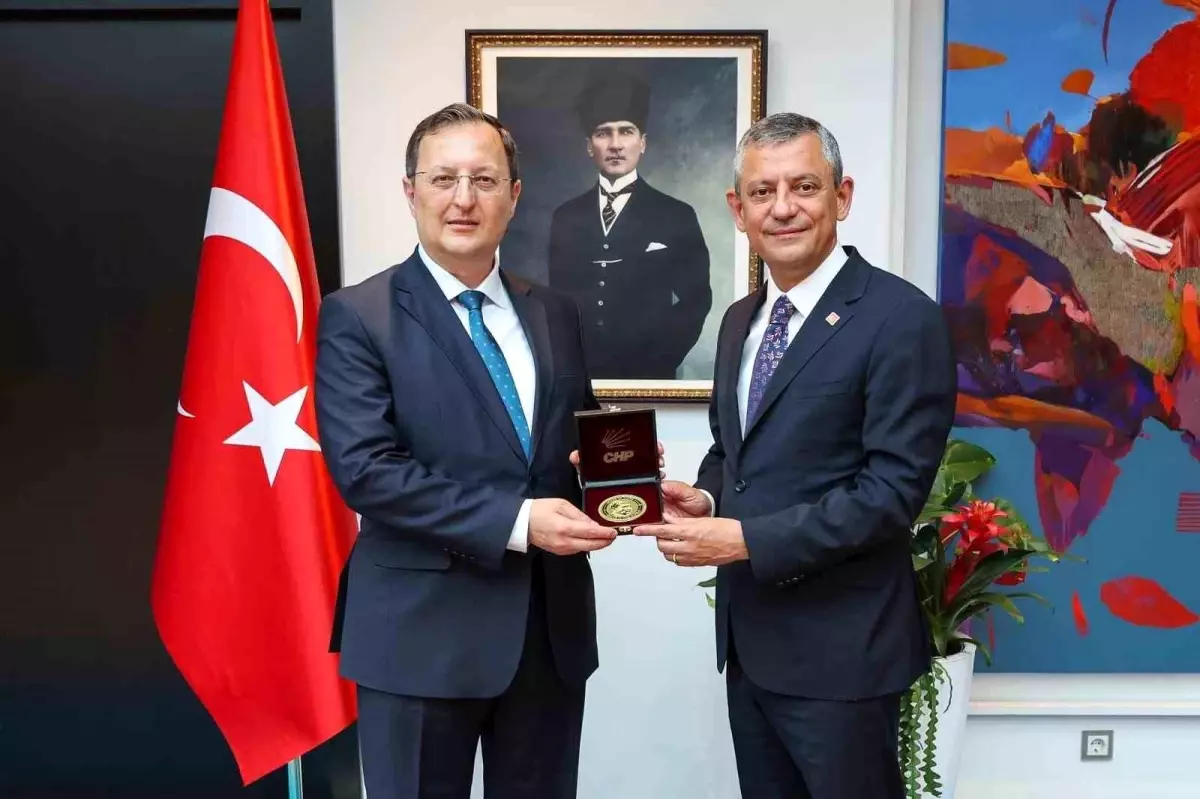 Özgür Özel Almanya\'da Büyükelçi ile Görüştü