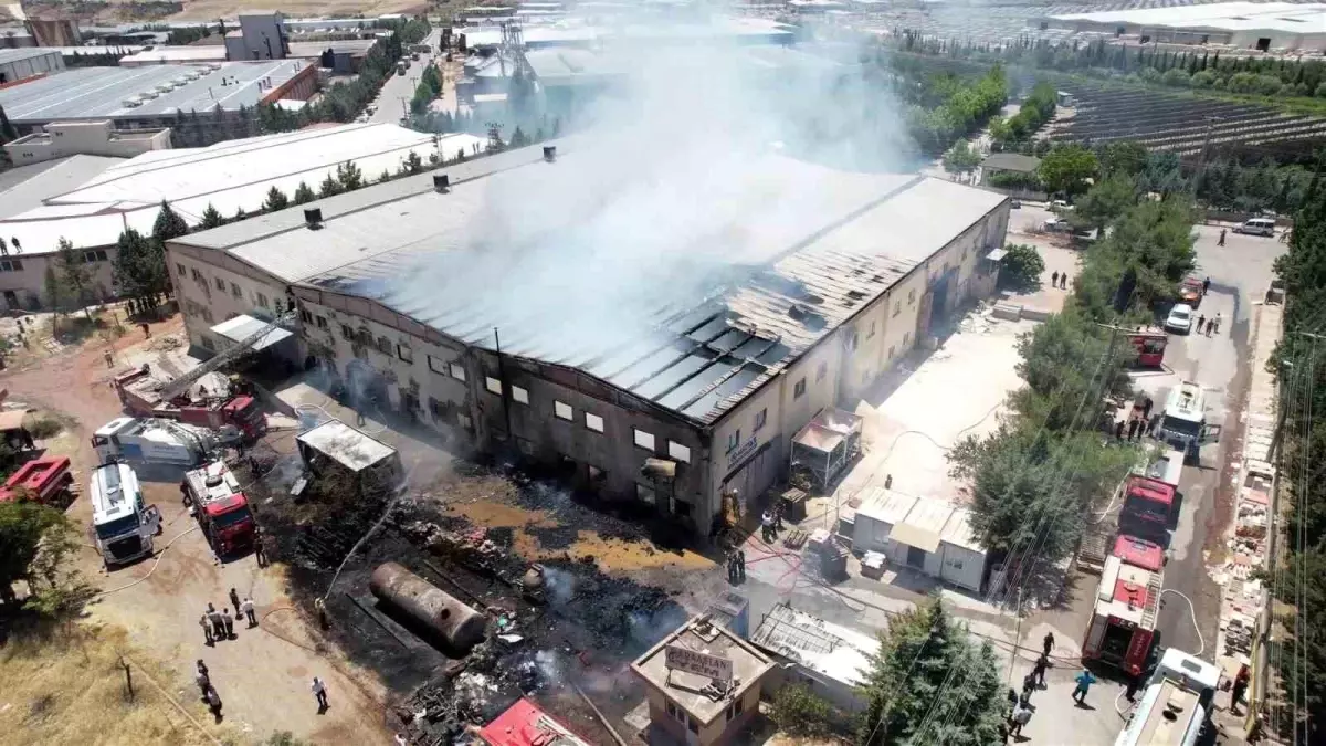 Adıyaman\'da Fabrika Yangını Kontrol Altında