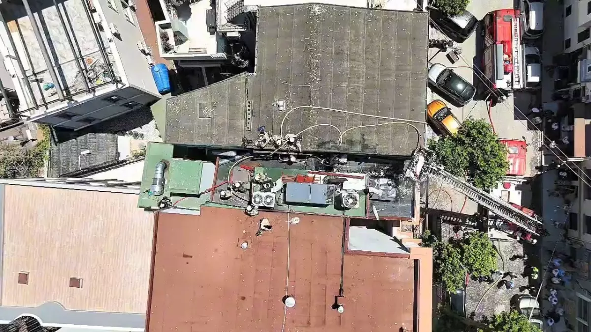 Fatih\'te Otel Çatısında Yangın