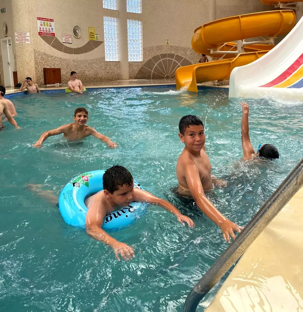 Gediz\'de Öğrencilere Karne Hediyesi: Ücretsiz Aquapark Keyfi