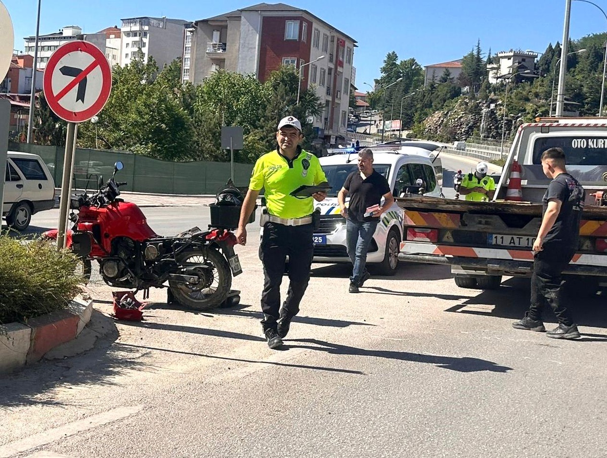 Bilecik\'te Motosiklet Kazası: Sürücü Yaralı