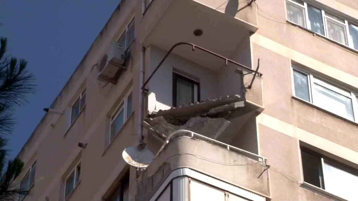 Maltepe\'de 9 Katlı Binada Balkon Çöktü