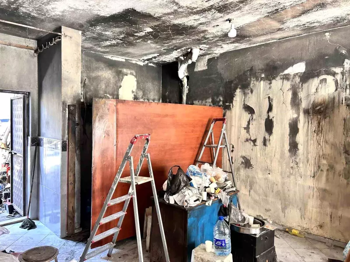 İskenderun\'da Motosiklet Atölyesi Yandı