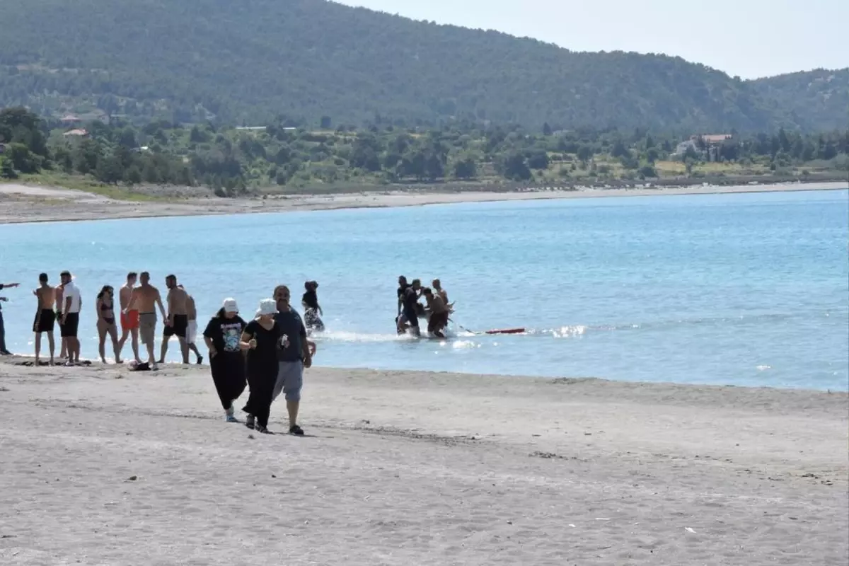Salda Gölü\'nde 17 yaşındaki genç kız boğulma tehlikesi geçirdi