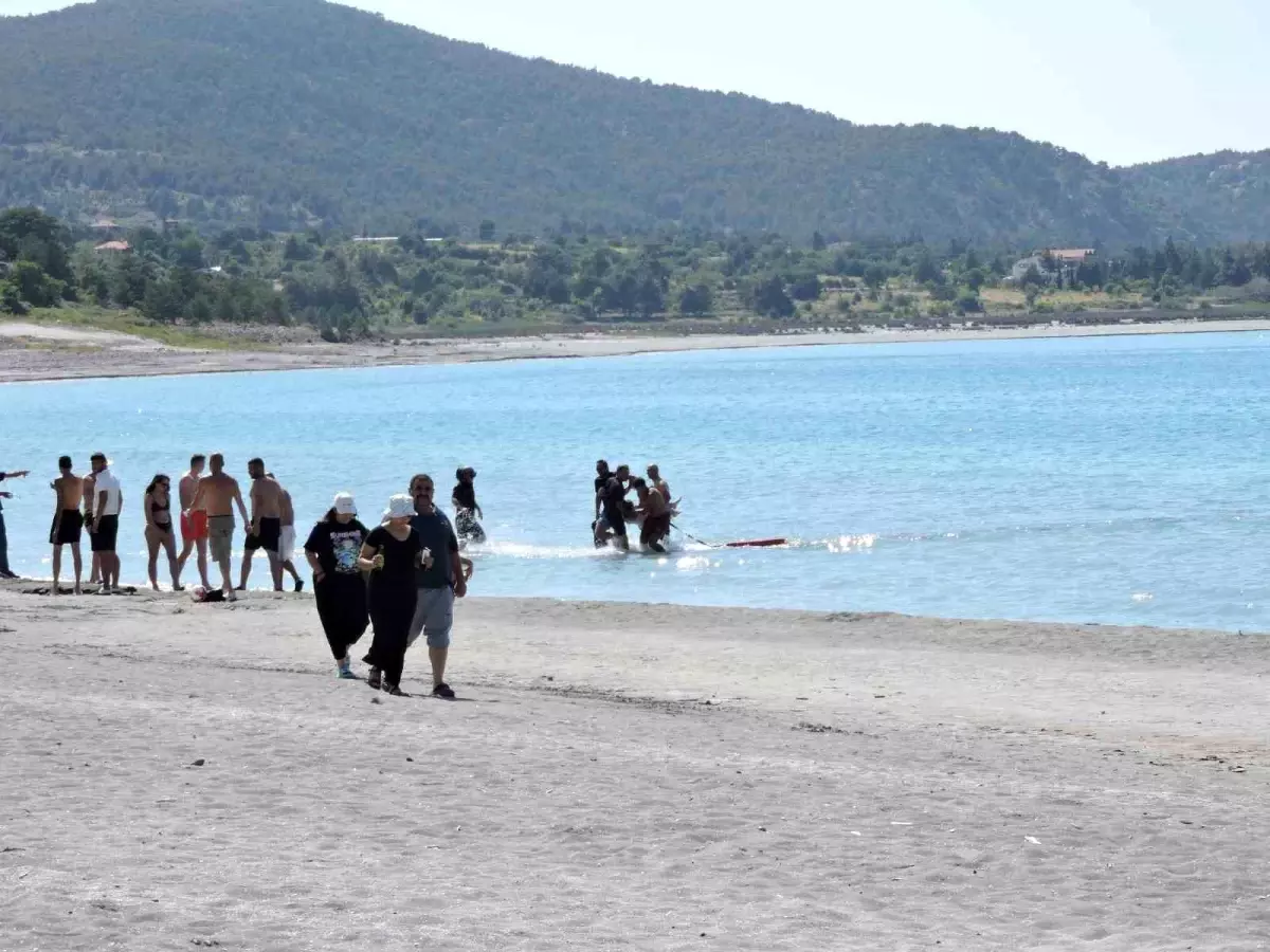 Salda Gölü\'nde 17 yaşındaki genç, boğulma tehlikesi geçirdi